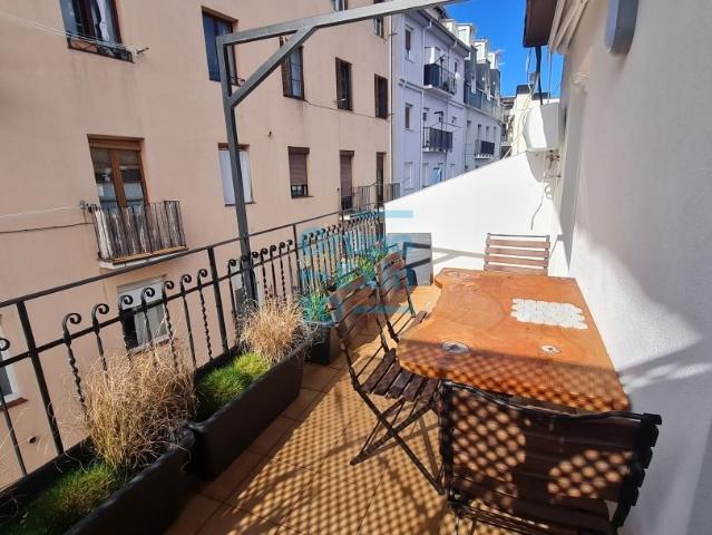 Alquiler en el Antiguo, zona llana. A 1 minuto de la c/ Matia. Caprichoso apartamento con amplia terraza orientada al SUR