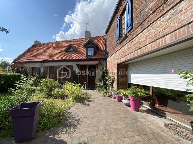 Antoine Rafart BSK Immobilier vous présente cette très belle maison de famille de 195 m2 habitables, 4 chambres, 800 m2 de terrain