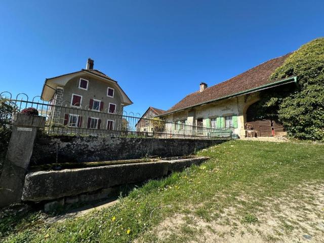 Anwesen mit zwei Gebäuden: ein bewohnbares Haus und ein Bauernhof, der umgebaut werden soll