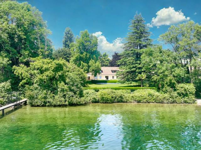 Anwesen am Wasser mit Pool in der Nähe von Rolle