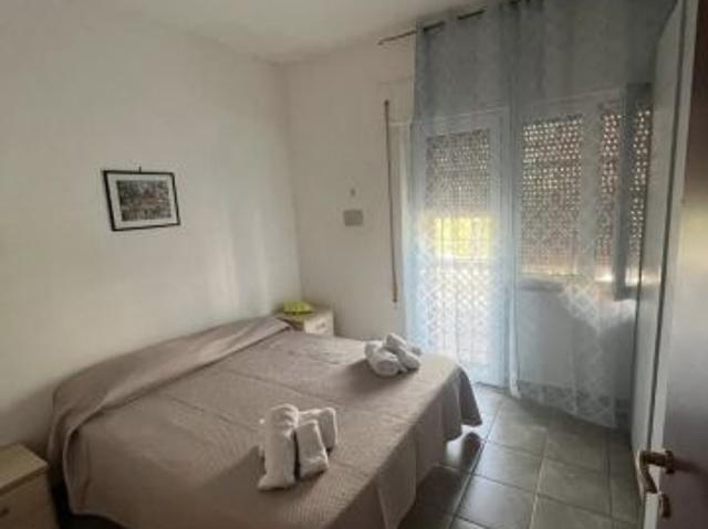 ANZIO GRAZIOSO TRILOCALE ARREDATO CON BALCONE