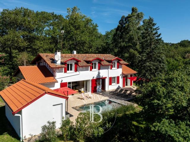 Ascain Maison De 216 M² Récemment Rénovée Avec Piscine 216m² Ascain