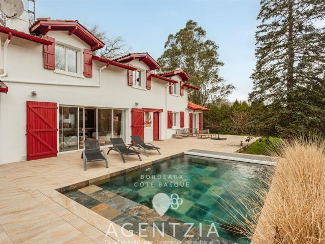 Ascain Maison rénovée avec piscine chauffée en pierre de Bal. 217m² Ascain