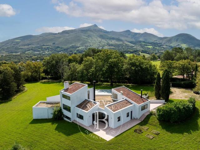 Ascain, Très Belle Maison D'architecte De 300 M² Avec Vue Su. 300m² Ascain