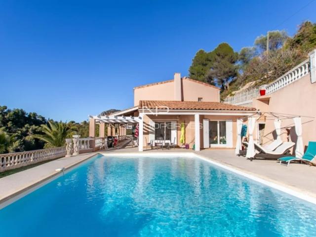 Aspremont, belle maison de 7 pièces 260 m² au calme avec piscine et vue mer