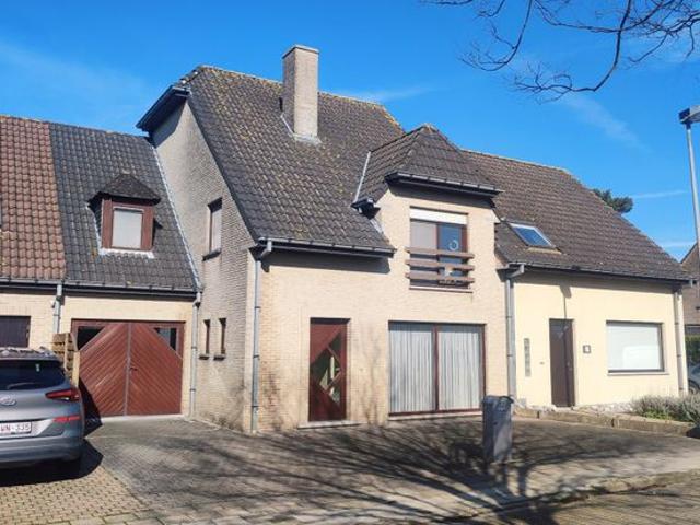 Assebroek: degelijke woning met grote leefoppervlakte