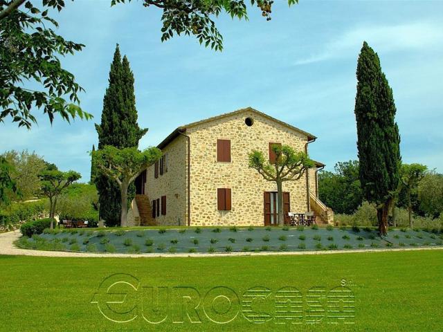 Assisi. Splendido casale con 8 appartamenti, ristorante, pis. 800m² Assisi