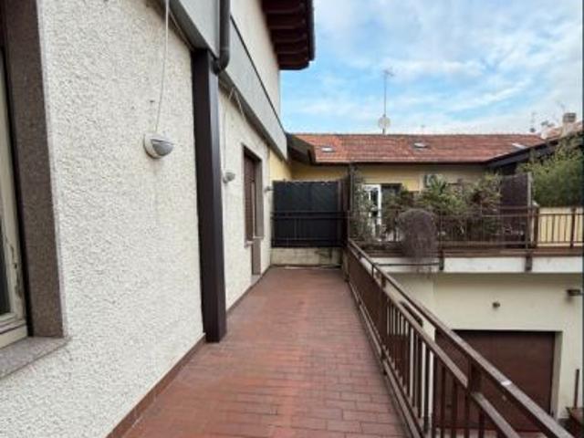 ASTA: Lissone Via Curtatone e Montanara appartamento con balconi