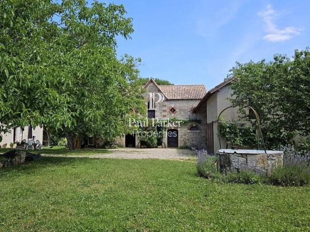 Astaffort: Ancien Domaine Agricole Médiéval 377m², dépendan. 377m² Astaffort