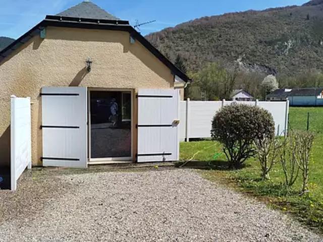 Asté 65200 Location appartement 1 pièce t1 parking