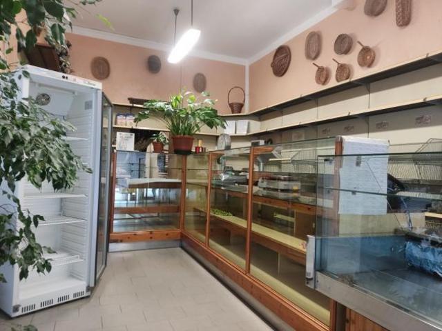 ASTI: NEGOZIO EX PANETTERIA ANGOLARE CON LABORATORIO