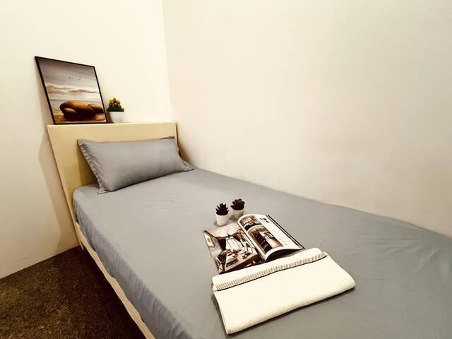 Astoria Park Condo Chic Common room Next To Kembangan MRT EWL/Green Line
