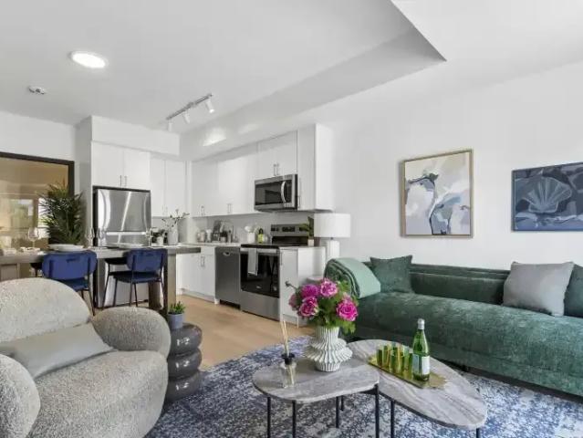 Apartment 3.5 Bedroom For Rent North York ON 4955 ES104985754