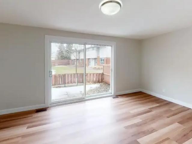 Apartment 3 Bedroom For Rent Ottawa ON 2609 ELS101789381