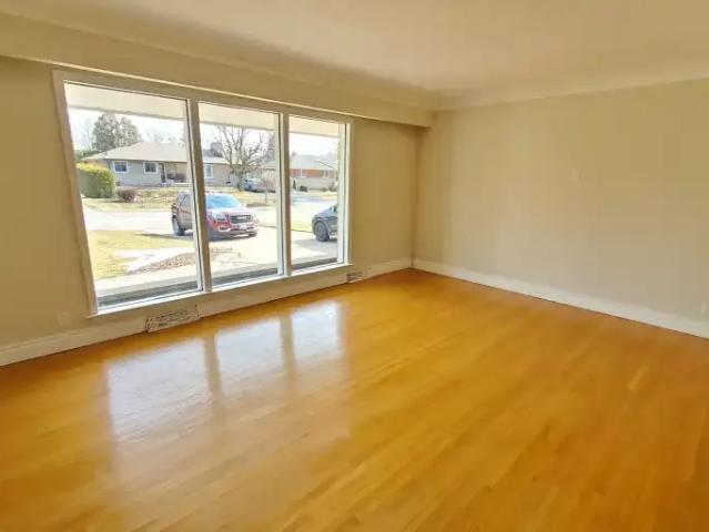 Apartment 3 Bedroom For Rent Oshawa ON 2400 ES103322136