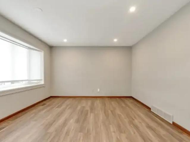 Apartment 3 Bedroom For Rent Barrie ON 2300 ES97229909