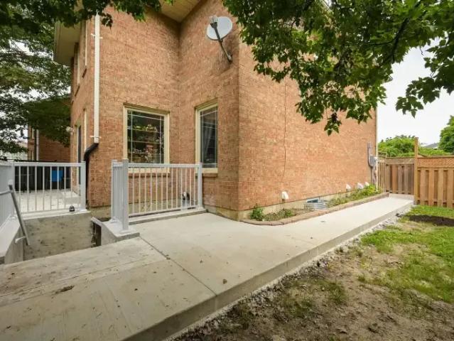 Apartment 3 Bedroom For Rent Brampton ON 2350 ES104863918