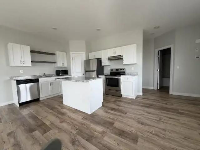 Apartment 3 Bedroom For Rent Clairmont AB 1900 ES104841798