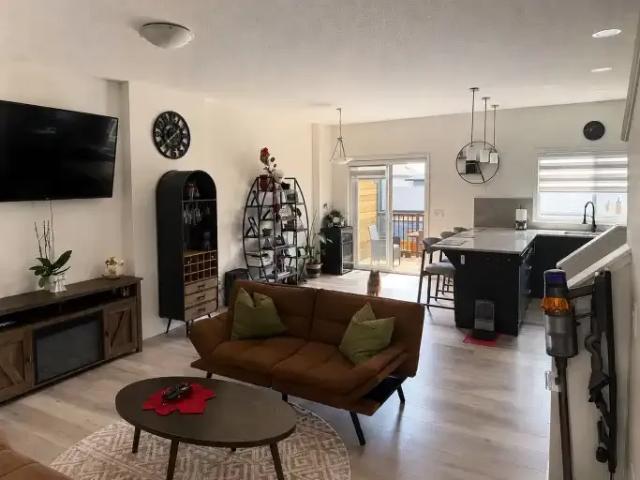 Apartment 3 Bedroom For Rent Cochrane AB 2500 ES103011765