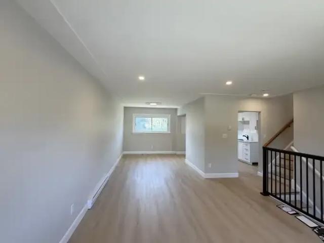Apartment 3 Bedroom For Rent Kingston ON 2295 ES105150760