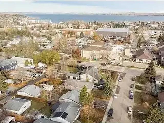 Apartment 3 Bedroom For Rent Sylvan Lake AB 1900 ES105087898