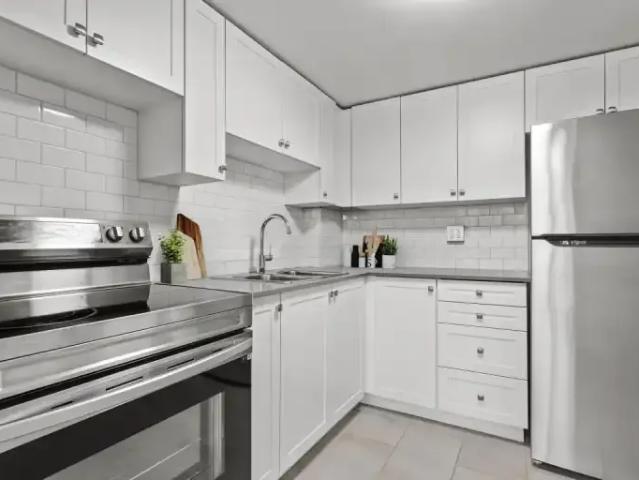 Apartment 3 Bedroom For Rent Toronto ON 2575 ES103568152