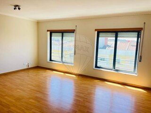 Apartment 3 bedrooms in good condition Alfragide Amadora for rent double glazing, kitchen, garage