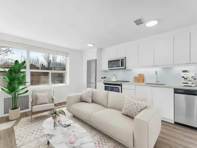 Apartment 1 Bedroom For Rent East York ON 1900 ES96249252
