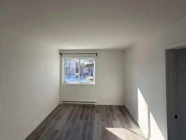 Apartment 1 Bedroom For Rent Longueuil QC 1400 ES103569080