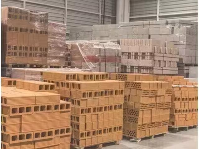 Gewerbefläche mit Zufahrt für LKW, 6,7 h und Stellplätzen