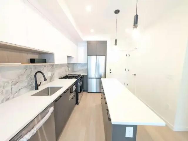 Apartment 2 Bedroom For Rent Surrey BC 2200 ES103770686