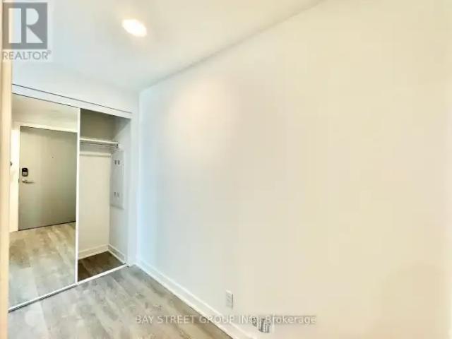 Apartment 2 Bedroom For Rent Vaughan ON 2300 ES104754043