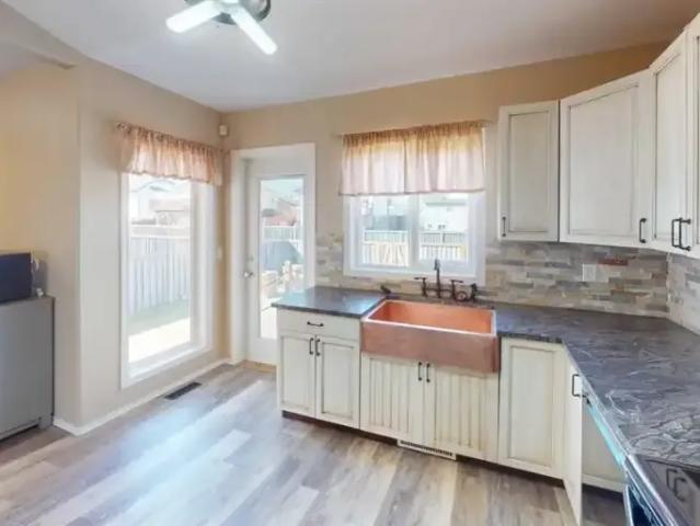 Apartment 4 Bedroom For Rent Sexsmith AB 2700 ES102883682