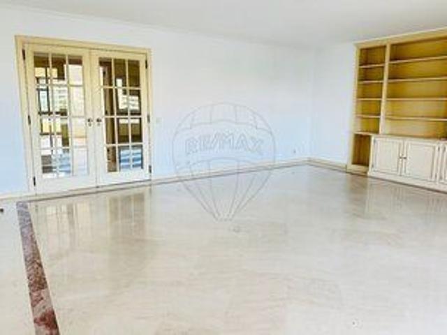 Apartment 4 bedrooms in the center Alvalade Lisboa for rent tennis court, condominium, balconies, swimming pool, store room, playground, balcony