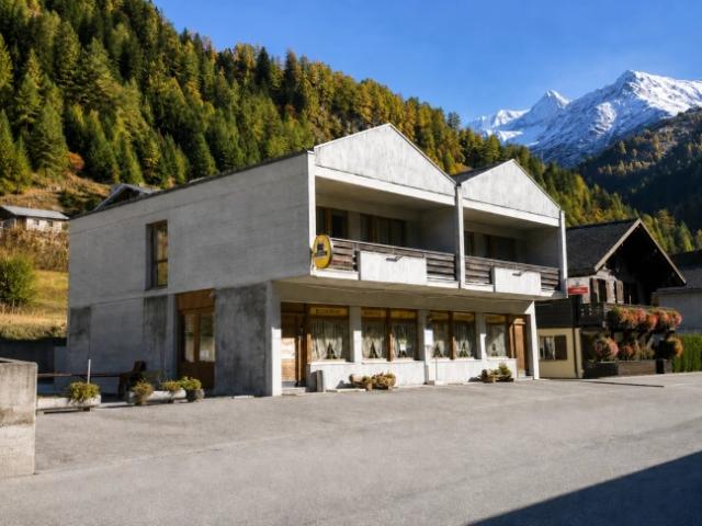 Gemischte Einrichtung mit Hotel, Restaurant und eigenständiger Wohnung in Bourg St Pierre