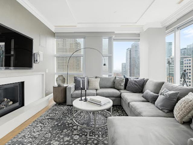 Apartment with pool