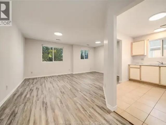 Apartment 8 Bedroom For Rent Windsor ON 1500 ES102052804