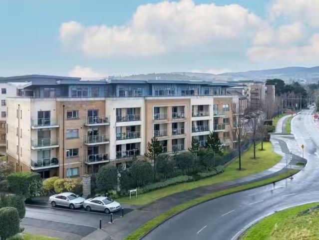Apartment 8, Oak House, Carrickmines, Dublin 18, D18K821 is f.