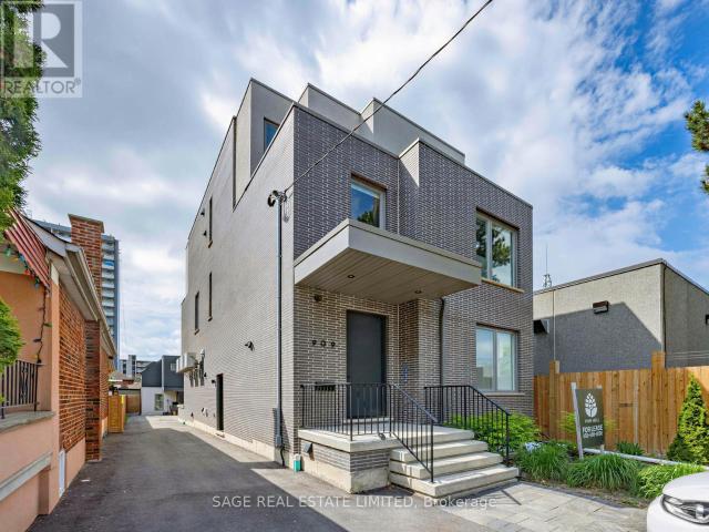 apartment at 2 909 CASTLEFIELD AVENUE, Toronto, Ontario, M6B1C9