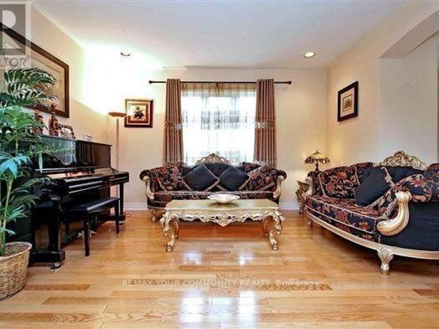 apartment at 33 GOLDEN OAK AVENUE, Richmond Hill, Ontario, L4S1Y6