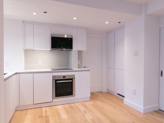 apartment at 3455 Rue Aylmer Milton Park Montreal H2X 2B5