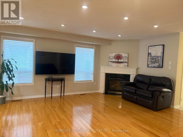 apartment at 74 RIDEAU DRIVE, Richmond Hill, Ontario, L4B4P1