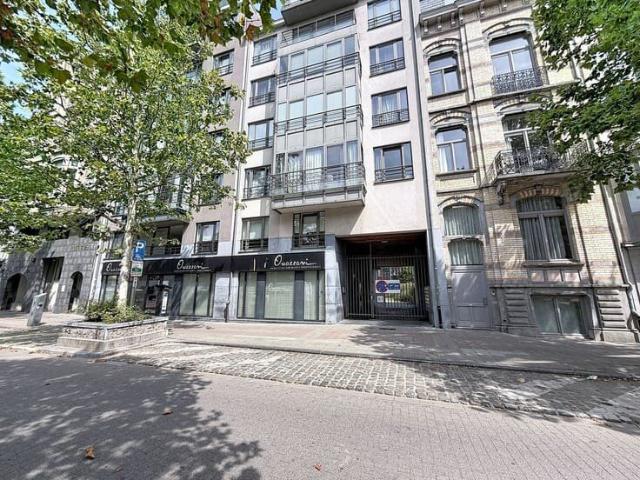 Apartment for rent in Molenbeek with terrace & parking