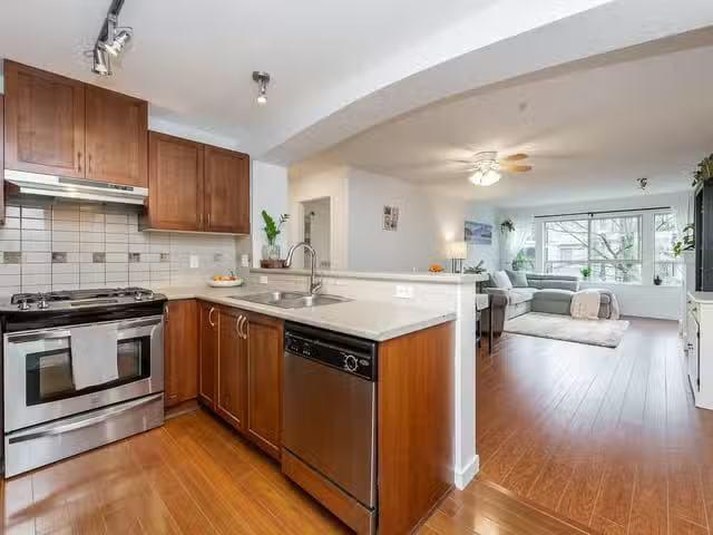 Apartment for sale in Coquitlam, Coquitlam, 201 2951 Silver Sp.