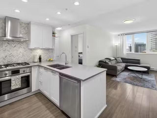 Apartment for sale in Coquitlam, Coquitlam, 2101 520 Como Lake.