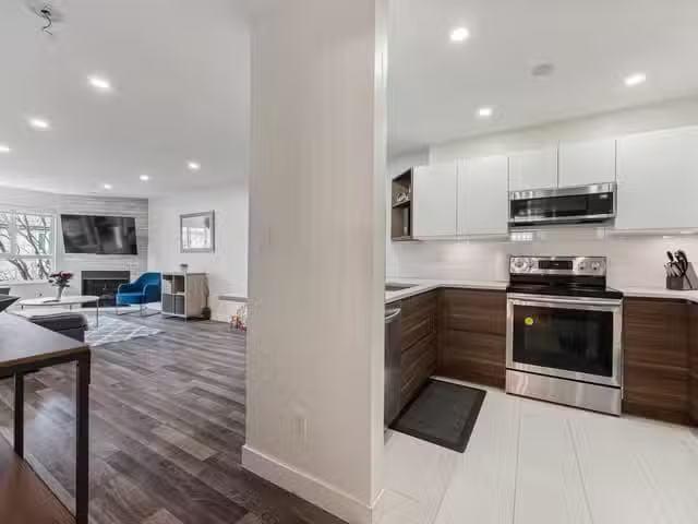 Apartment for sale in Burnaby, Burnaby South, 205 7465 Sandbor.
