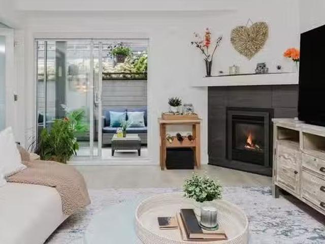Apartment for sale in Gibsons, Sunshine Coast, 17 689 Park Roa.