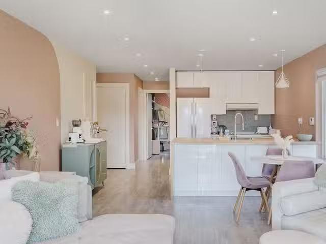 Apartment for sale in Gibsons, Sunshine Coast, 1 622 Farnham R.