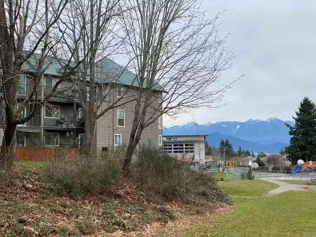 Apartment for sale in Gibsons, Sunshine Coast, 27 622 Farnham.