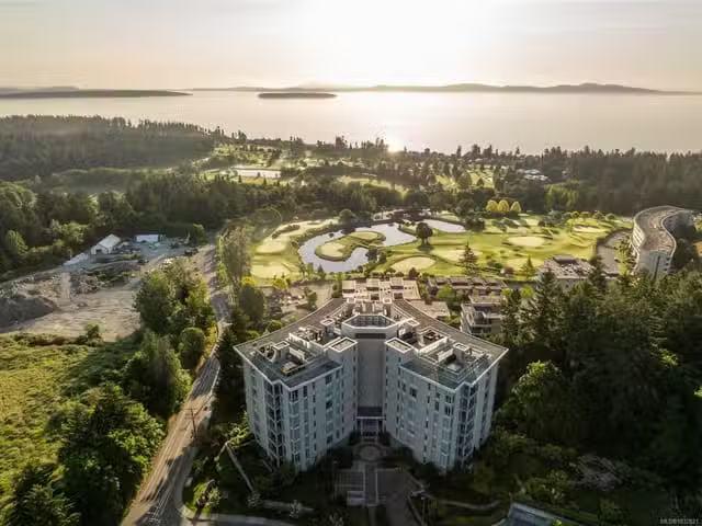 Apartment for sale in Saanich, 301 5388 Hill Rise Ter, 1032821